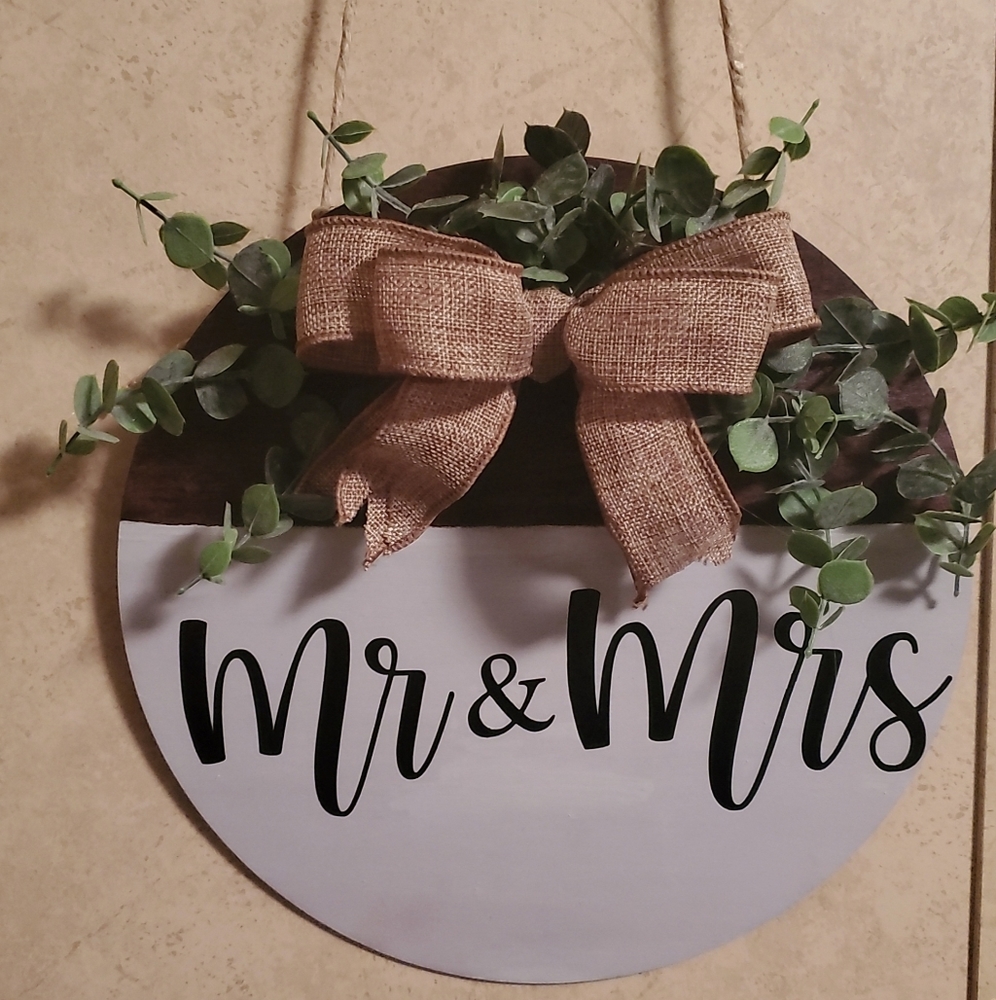 Circle wedding sign, Mr. & Mrs. Doorsign